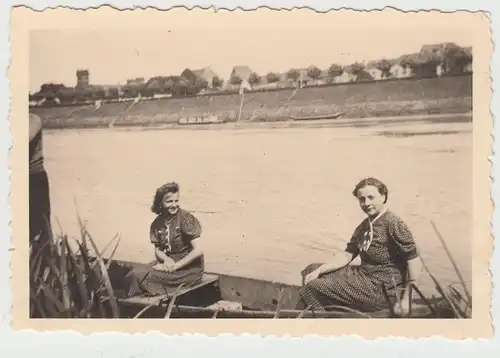 (F11205) Orig. Foto junge Damen im Boot a.d. Mosel, gegenüber Trier Medard, 1940