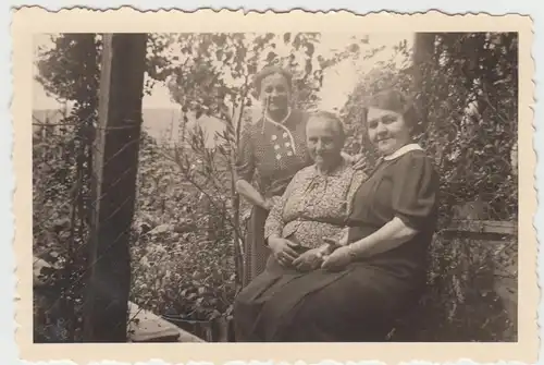 (F11203) Orig. Foto Damen sitzen im Garten 1940er