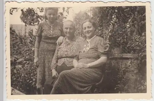 (F11202) Orig. Foto Damen sitzen im Garten 1940er
