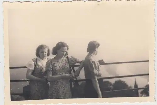 (F11201) Orig. Foto Damen an der Burgruine Drachenfels 1944