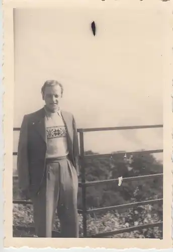(F11200) Orig. Foto junger Mann an der Burgruine Drachenfels 1944