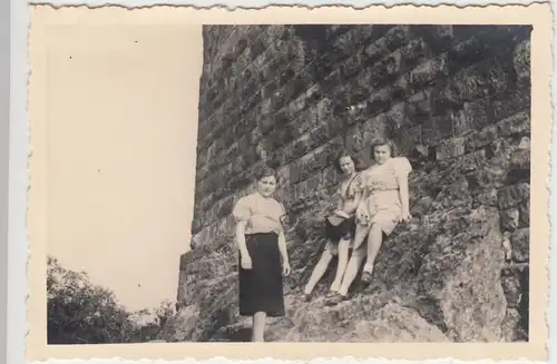 (F11199) Orig. Foto Damen an der Burgruine Drachenfels 1944