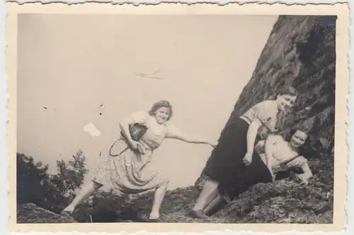 (F11198) Orig. Foto Damen an der Burgruine Drachenfels 1944