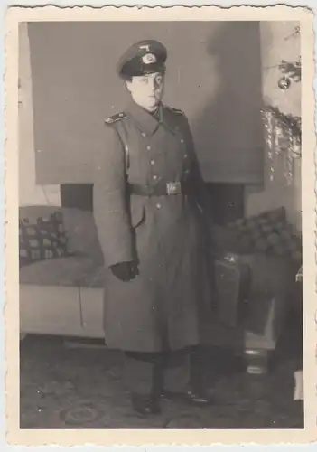 (F11197) Orig. Foto Wehrmachtsoldat mit Koffer am Weihnachtsbaum 1942