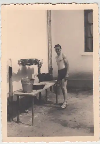 (F11195) Orig. Foto junger Mann Willi Bager an der Waschstelle 1941