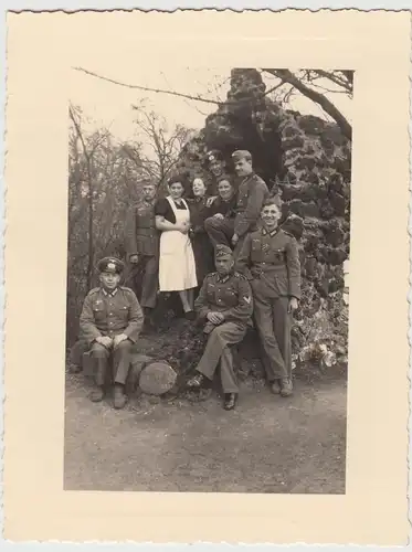 (F11180) Orig. Foto Reservelazarett Aachen-Forst, Soldaten mit Schwester im Frei