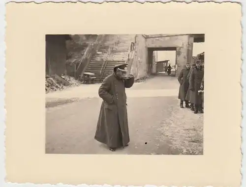 (F1117) Orig. Foto Wehrmacht-Oberleutnant beim Essen im Freien, 1940er