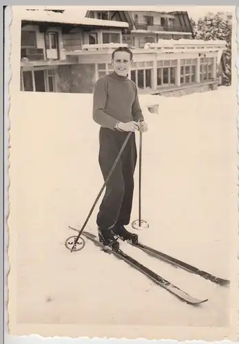 (F11167) Orig. Foto junger Mann Willi Bager auf Skiern, 1944