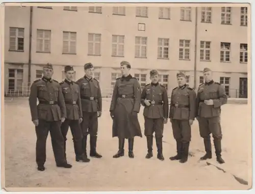 (F11151) Orig. Foto Wehrmacht-Soldaten vor einem großen Gebäude, Polen 1939