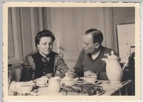 (F11144) Orig. Foto Personen zu Hause am Kaffeetisch, Kölner Wohnung 1940