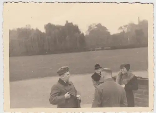 (F11143) Orig. Foto Köln, Personen in einem Park, 1940