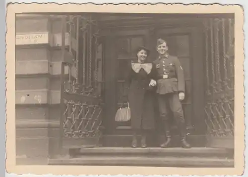(F11142) Orig. Foto Köln, Werhmacht-Soldat Willi Bager mit Frau vor dem Standesa
