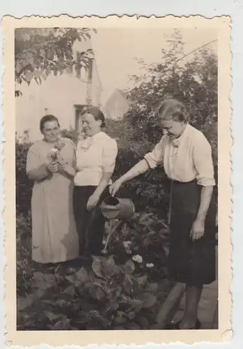 (F11139) Orig. Foto Frauen gießen Blumen im Garten, Köln Brück 1940er