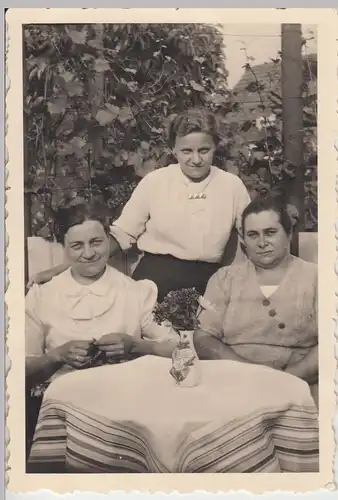 (F11137) Orig. Foto Frauen am Tisch im Garten, Köln Brück 1940er