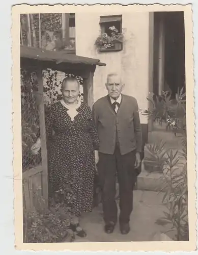 (F11135) Orig. Foto älteres Paar vor Hauseingang "Oma u. Opa a. Trier" 1940er
