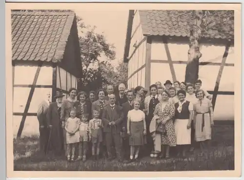 (F11134) Orig. Foto Wanderer, Ausflug, Gruppenbild vor Fachwerkhäuser 1941