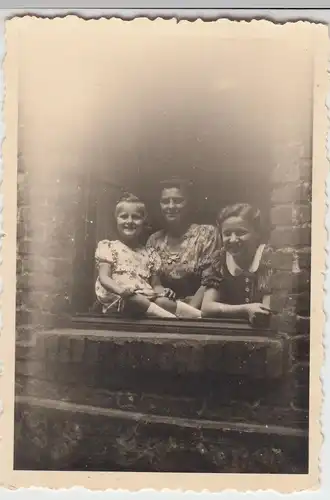 (F11133) Orig. Foto Frauen und Mädchen schauen aus einem Fenster 1940er