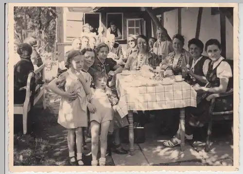 (F11132) Orig. Foto Personen in einem Waldcafé, Gartenlokal o.ä., "Ausflug 1941"