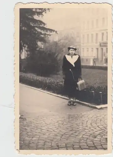 (F11130) Orig. Foto junge Frau im Freien, Köln 1938