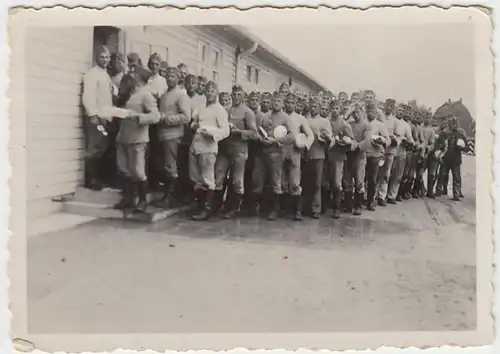 (F1113) Orig. Foto Wehrmacht-Soldaten stehen an Essenausgabe, 1940er