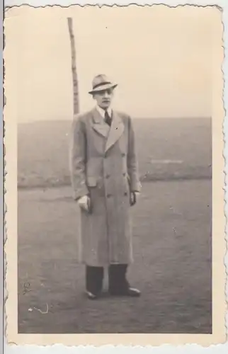 (F11128) Orig. Foto junger Mann mit Mantel und Hut im Freien 1938