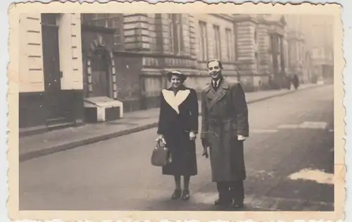 (F11127) Orig. Foto Köln, Personen vor d. Realschule i.d. Humboldtsraße 1938