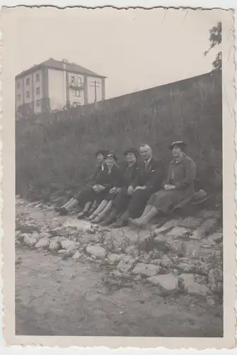 (F11124) Orig. Foto Personen sitzen am Hang, Wanderung Rast 1930er, bei Köln