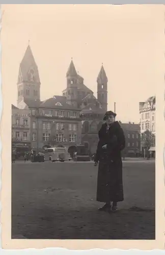 (F11120) Orig. Foto Köln, Frau a. Neumarkt vor St. Aposteln 1936