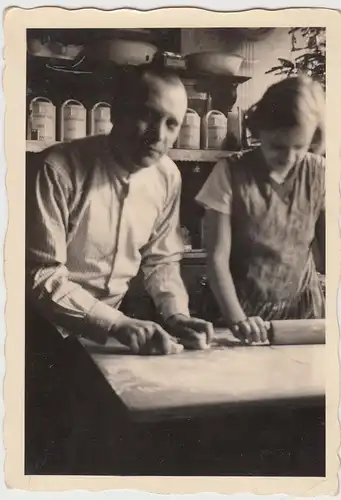 (F11114) Orig. Foto Mädchen Lieselotte Bager mit Vater beim Nudeln machen 1937