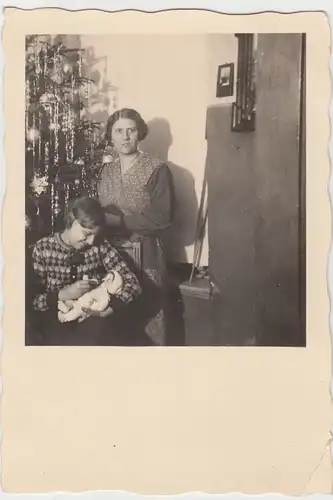(F11112) Orig. Foto Personen am Weihnachtsbaum, Lieselotte Bager mit Puppe im Ar