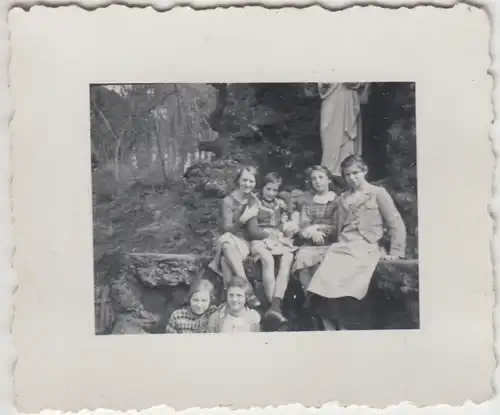 (F11101) Orig. Foto Adenau, Mädchen a. Erholungsheim am Joseph-Altar 1937