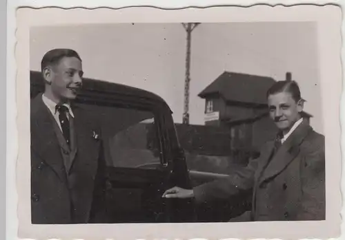 (F11097) Orig. Foto Jungs Paul und Hans vor einem Automobil 1936