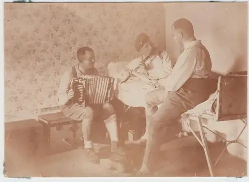 (F11081) Orig. Foto Malinow, Soldaten auf der Stube beim Musizieren, 1915