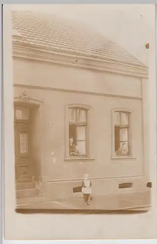 (F11068) Orig. Foto unbekanntes Wohnhaus, Personen im Fenster, Kind auf Straße 1
