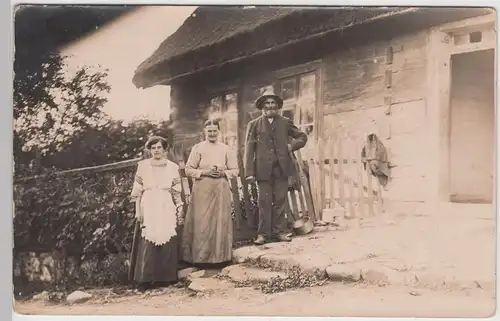 (F11067) Orig. Foto Personen vor einem Bauernhaus, 1910/20er