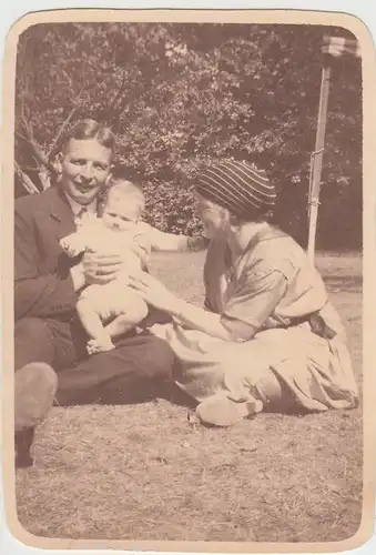 (F11059) Orig. Foto Familie mit Kleinkind auf Wiese 1911