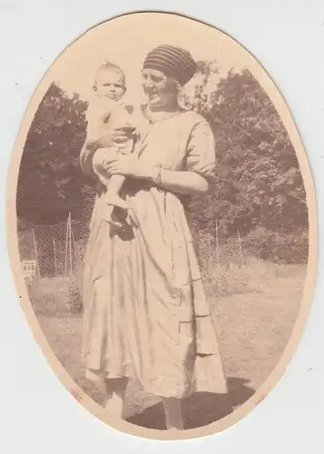 (F11058) Orig. Foto Frau hält Kleinkind im Arm, 1911, Oval