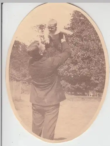 (F11057) Orig. Foto Mann im Freien hält Kleinkind hoch, 1911, Oval