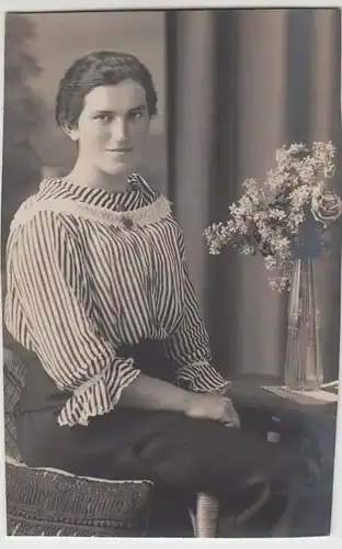 (F11053) Orig. Foto Porträt junge Frau, sitzend, 1910/20er