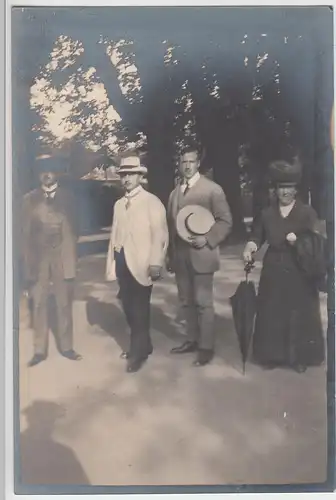 (F11045) Orig. Foto Personen spazieren im Park 1913