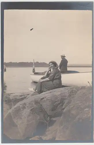 (F11033) Orig. Foto Karlstad, Bootsfahrt, Frau am Ufer 1913