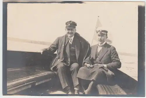 (F11023) Orig. Foto Karlstad, zwei Herren in einem kleinen Boot 1913