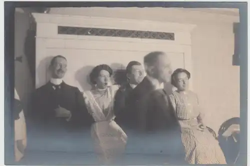 (F10985) Orig. Foto Personen sitzen an einem Kachelofen, Schopfheim 1910er