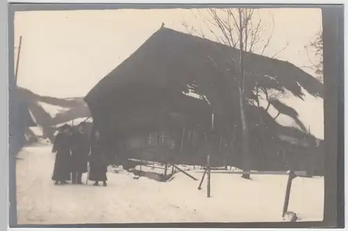 (F10978) Orig. Foto Schopfheim, Personen an einem Schwarzwaldhaus im Winter 1910