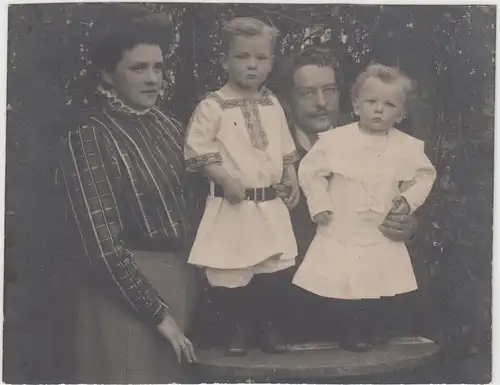 (F10973) Orig. Foto Familie mit zwei kleinen Kindern im Freien, um 1920