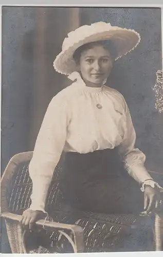 (F10972) Orig. Foto Porträt einer jungen Dame mit Hut, um 1920