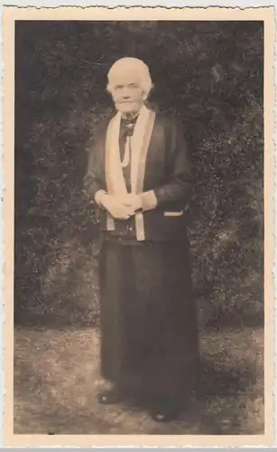 (F10965) Orig. Foto ältere Dame im Freien, Großmutter Grote, 1930er