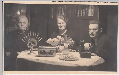 (F10959) Orig. Foto Personen am Tisch, Großmutter Grote m. Geschwister Knapstein