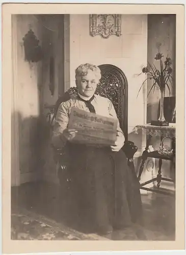 (F10926) Orig. Foto Frau Grote liest Osnabrücker Volkszeitung in ihrem Zimmer, u