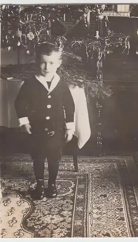 (F10919) Orig. Foto kleiner Junge vor dem Weihnachtsbaum 1925